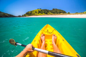 Kajakfahrer im Waikare Inlet in der Bay of Islands