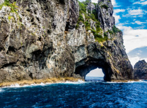 Blick durch das Hole in the Rock in der Bay of Islands