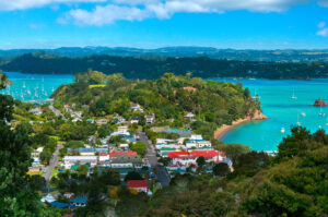 Russell und sein Hafen in der Bay of Islands vom Flagstaff Hill aus gesehen
