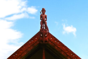 Māori-Versammlungshaus auf den Waitangi Treaty Grounds in der Bay of Islands